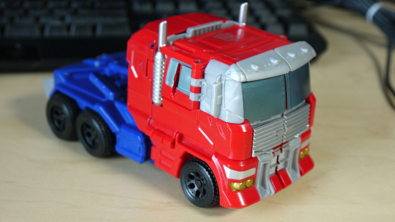 Illustration for article titled The Latest Transformers Line Combines Everything '80s Kids Loved